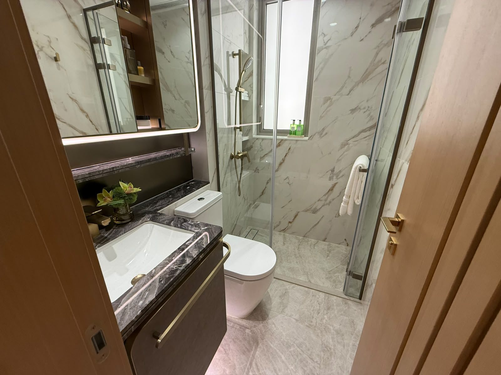 浴室，玻璃淋浴間